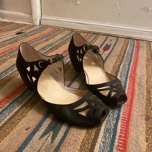 Peep-toe kitten heels